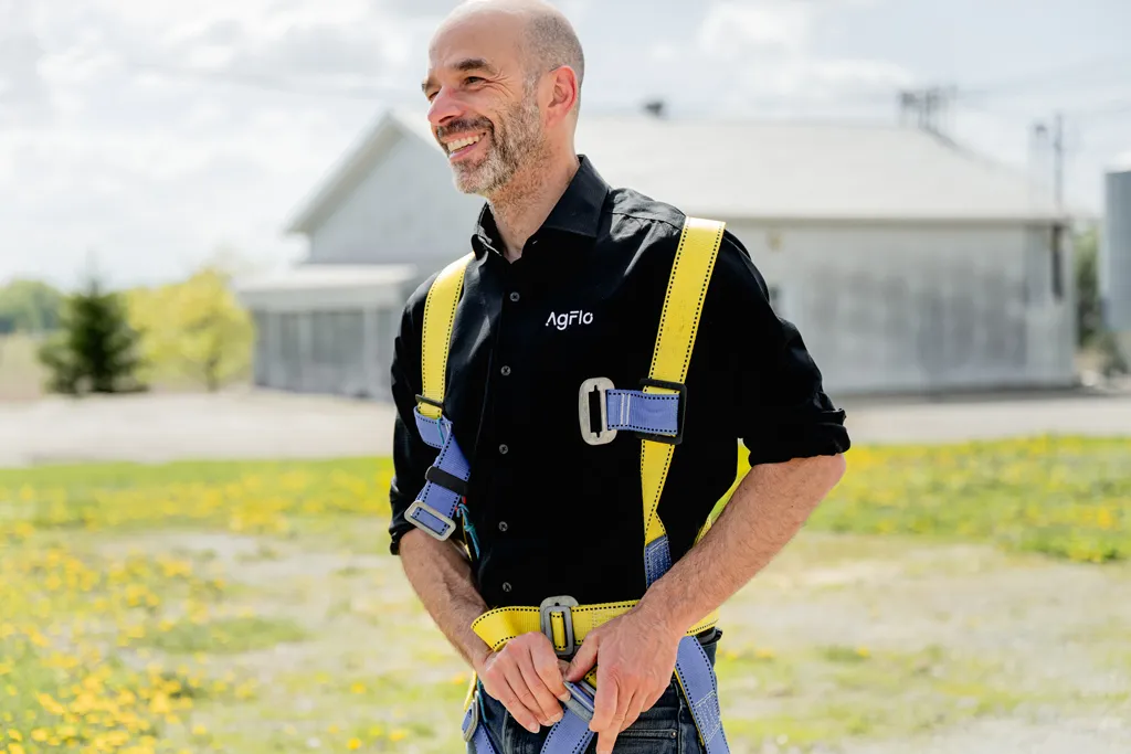 Un membre de l'équipe AgFlo souriant, équipement de sécurité pour silos