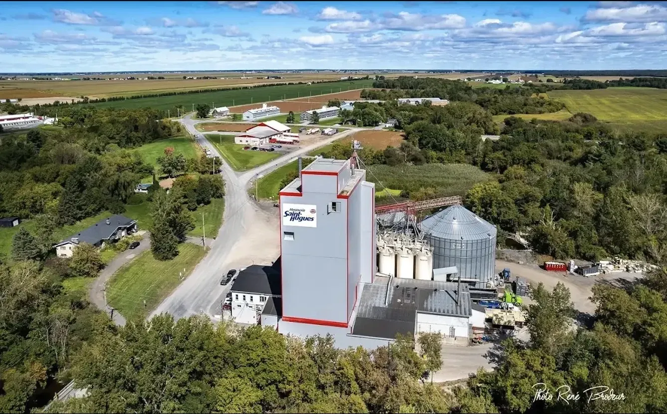 Vue aérienne de la meunerie Saint-Hugues, cliente Isoporc, avec ses silos connectés AgFlo