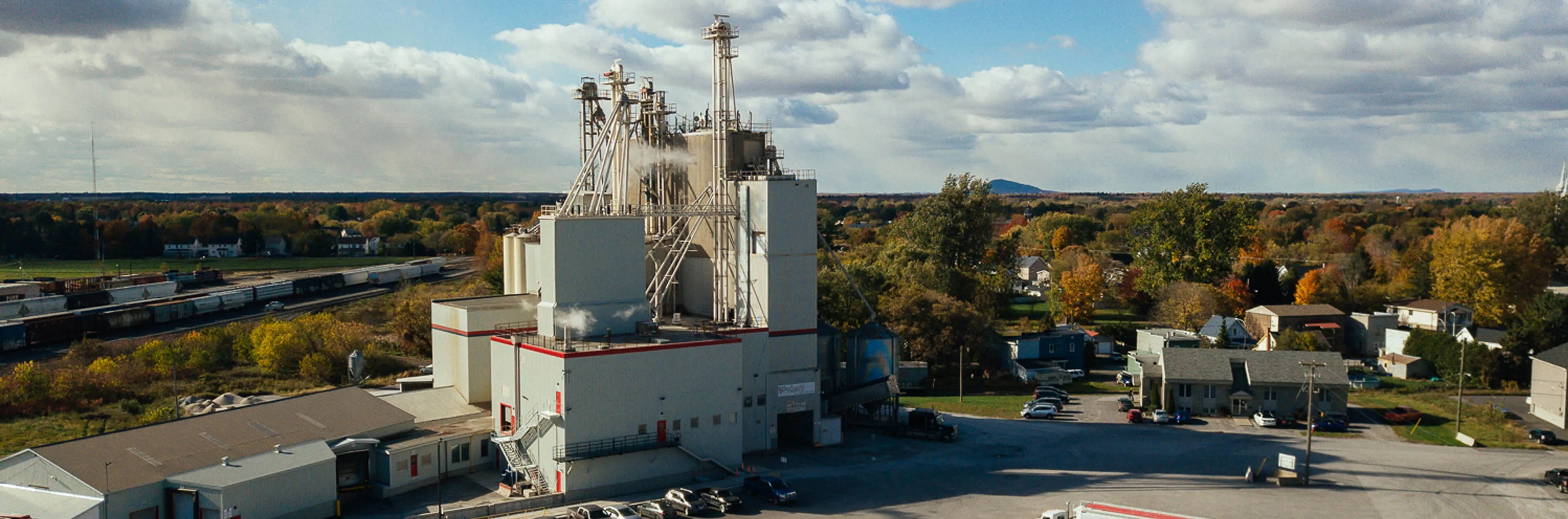 Vue aérienne de la meunerie du Groupe Robitaille, entourée de ses silos