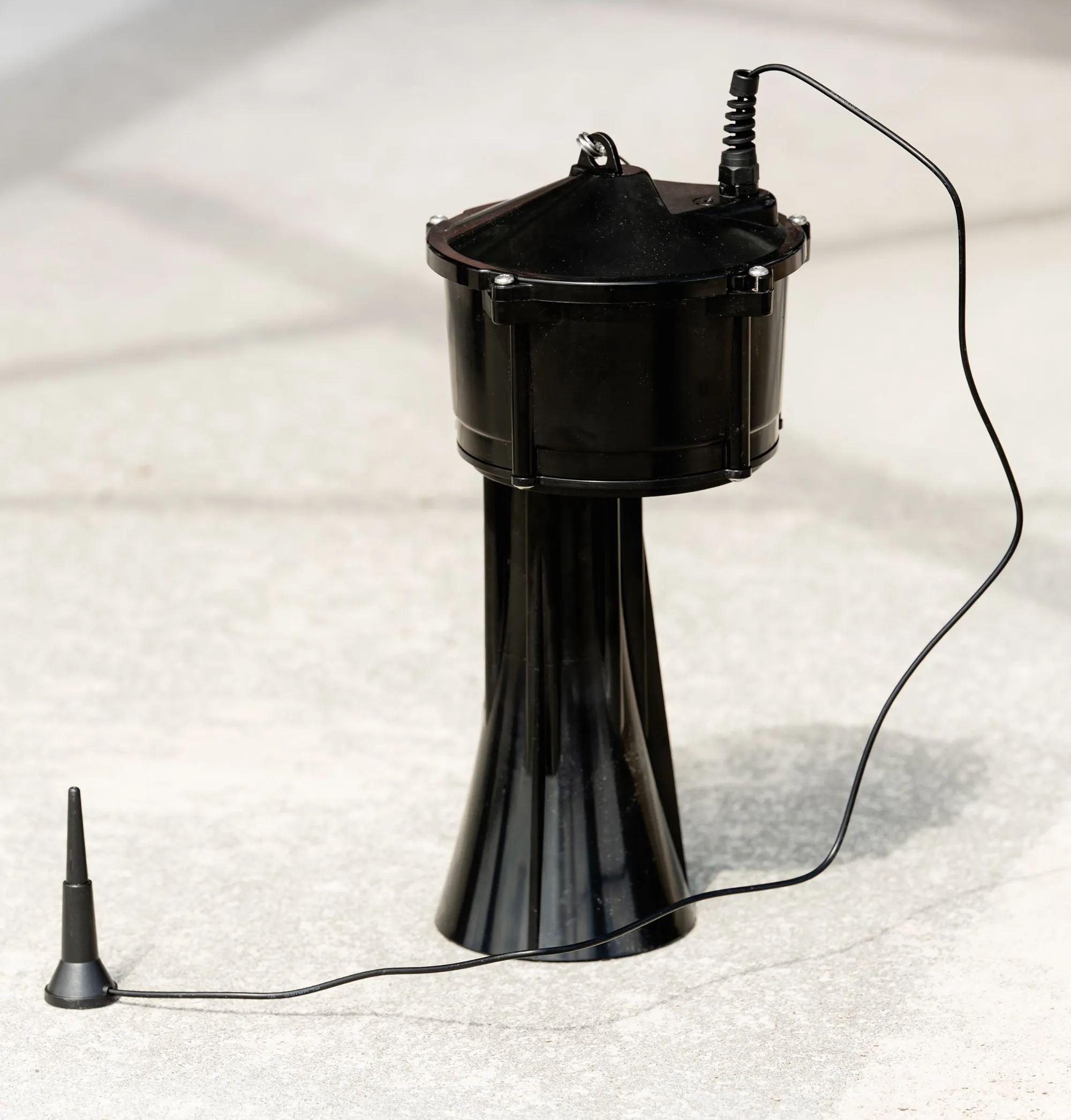 Le capteur AgFlo posé au sol, antenne LTE