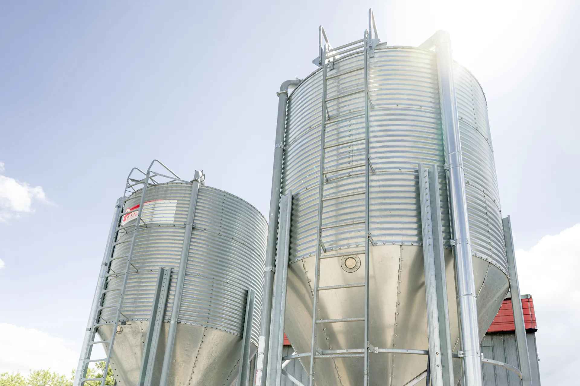 Deux silos à grain vus du sol, sous un ciel dégagé